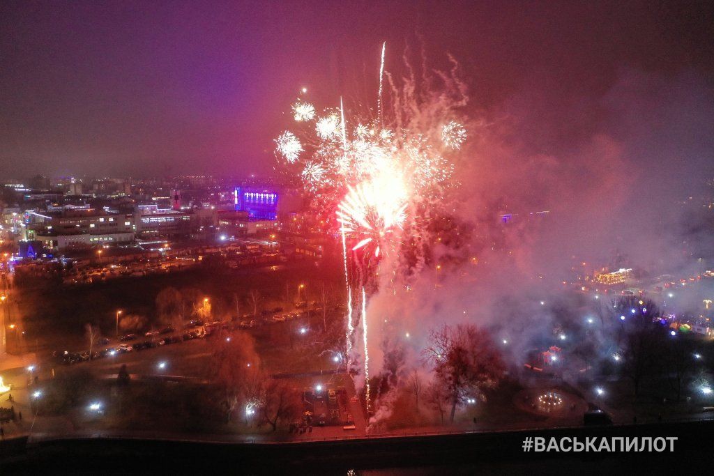 Открытии ёлки! Посмотрите, какой фейерверк был в Бресте на Набережной