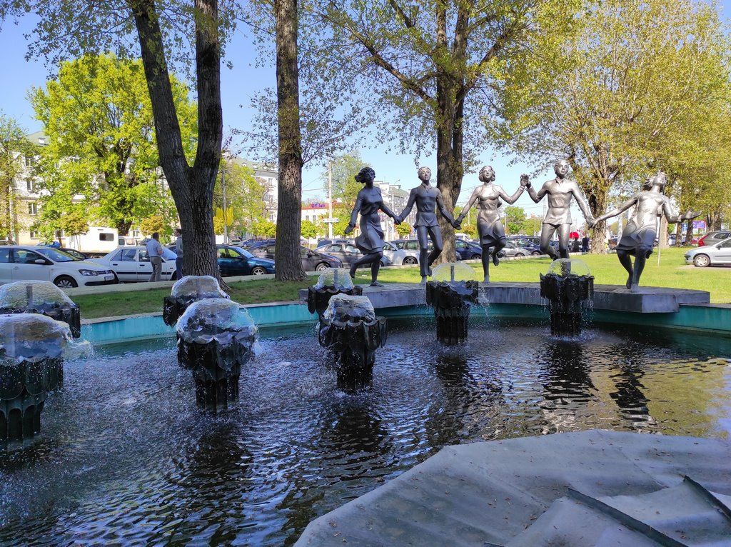 Фонтан в Бресте возле гостиницы «Интурист» - «Танцы белорусские» сегодня и в середине 80-х.