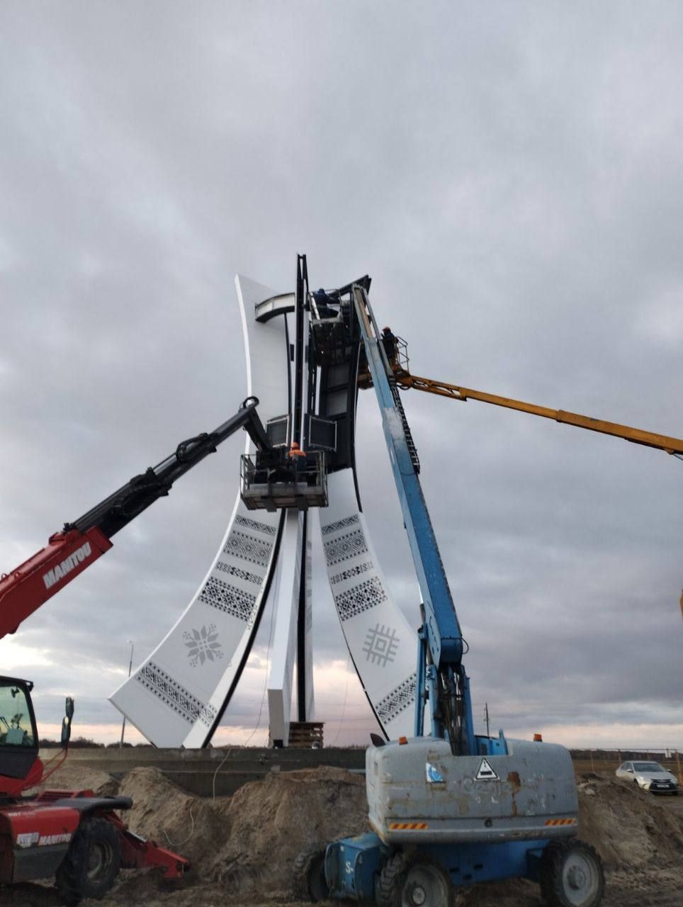 Посмотрите, как сейчас выглядит стела на Каменецком кольце