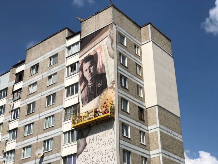 Мурал с изображением Петра Гаврилова появился на фасаде дома в Бресте