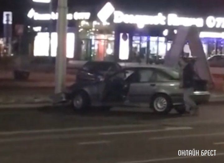 Читатель: Не справился с управлением? Видео снято вчера в Бресте возле ЦУМа