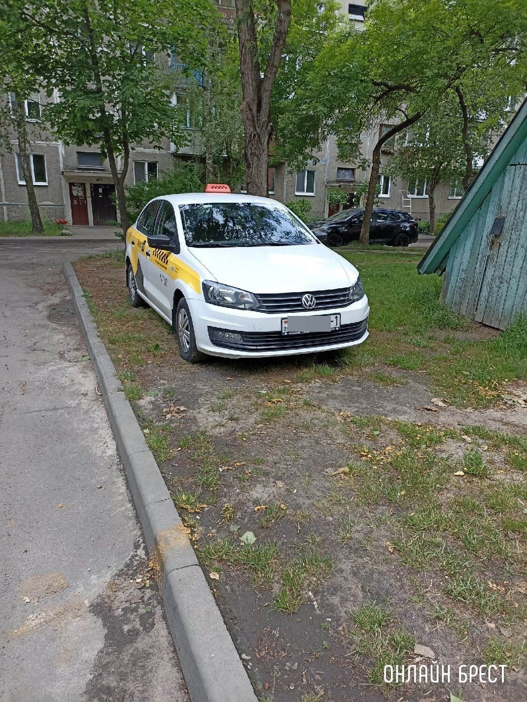 Читатель: На зелёной зоне... Так в Бресте водители паркуют свои автомобили