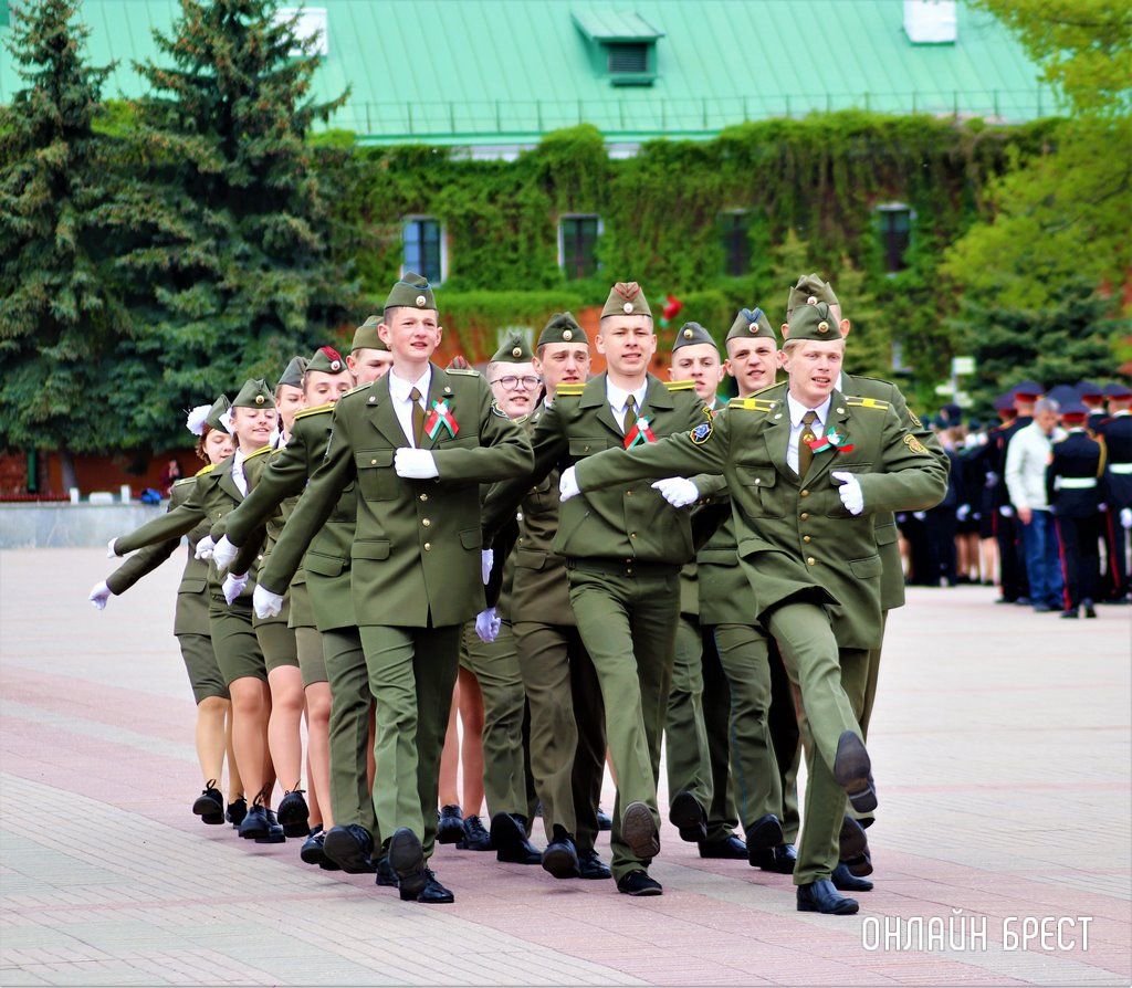 Читатель: Городской смотр строя и песни в Брестской крепости