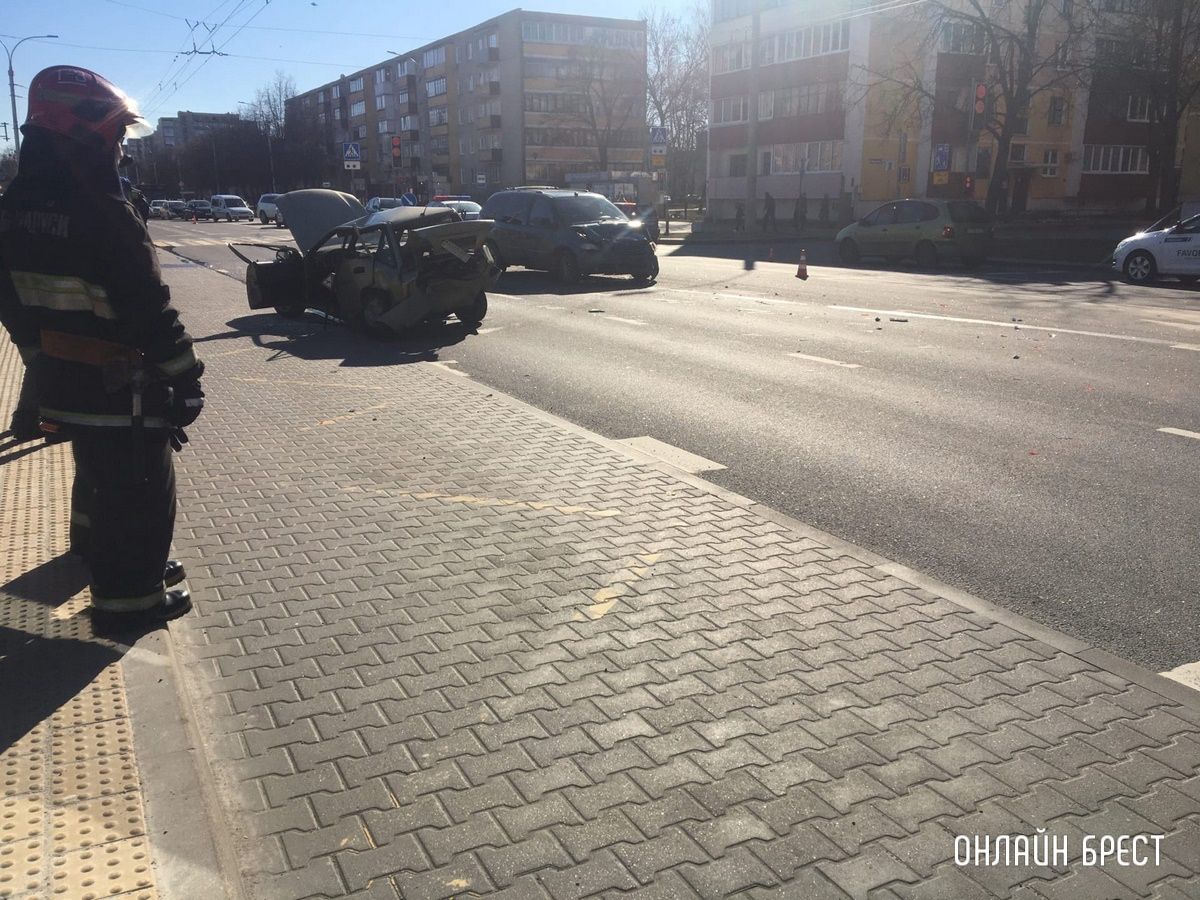 Появилось видео, как сегодня произошло ДТП на Партизанском в Бресте