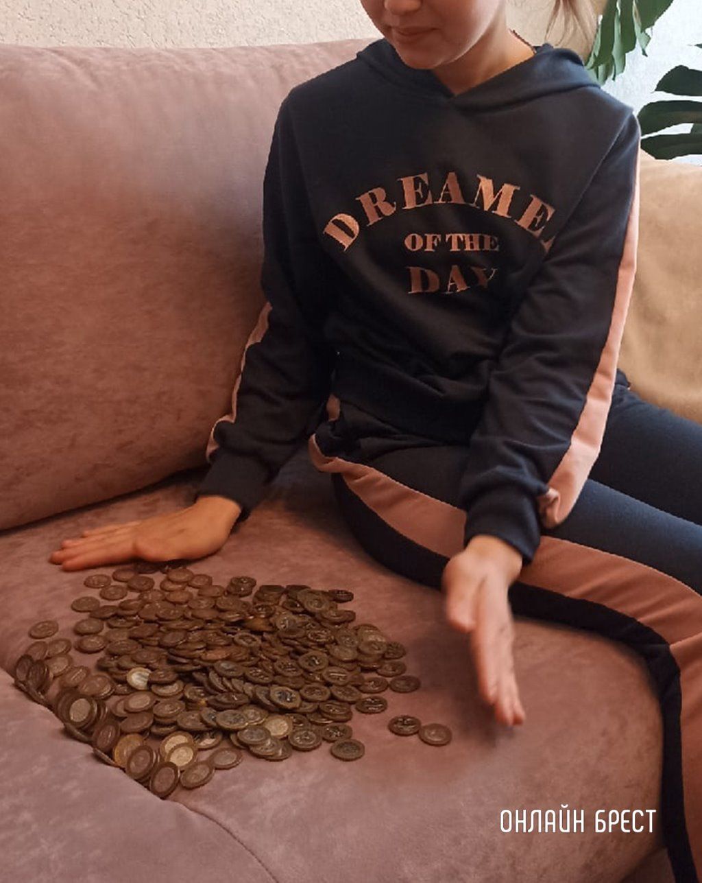 Читательница: 12-летняя девочка из Бреста полтора года назад начала собирать монеты. Бросала в полулитровую банку по два рубля. И вот результат: 702 рубля!