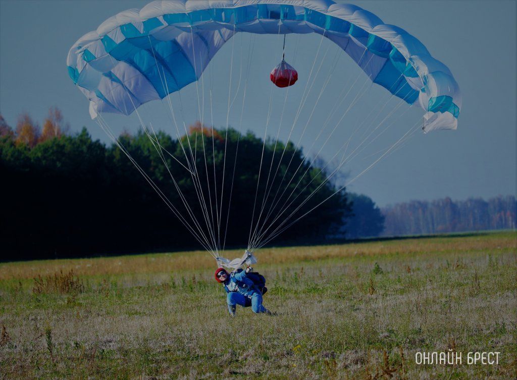 Читатель: Костюмированное шоу от брестских парашютистов