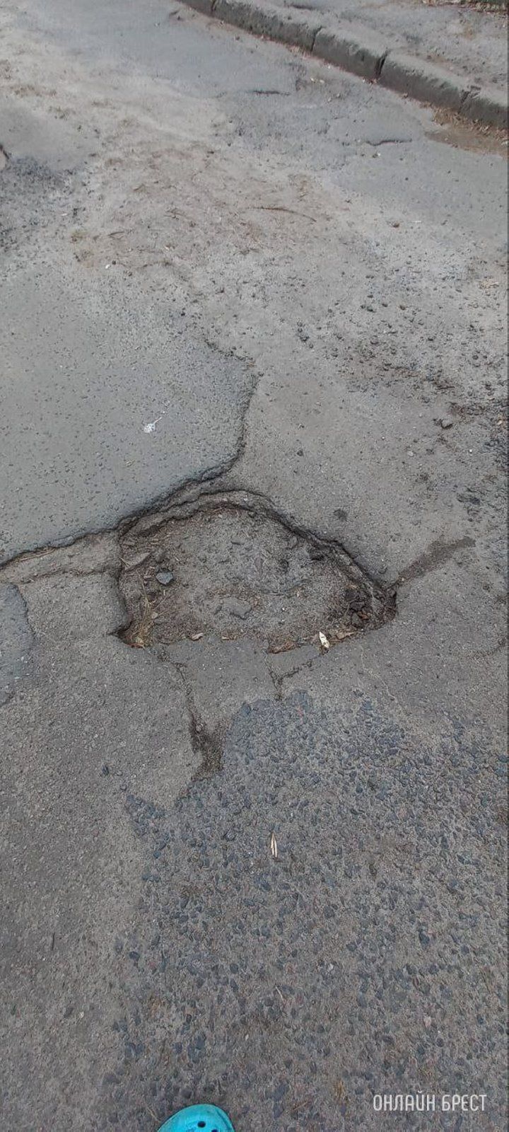 Читатель: Этот двор нуждается в ремонте дорог. Брест, ул. Кривошеино 9/1
