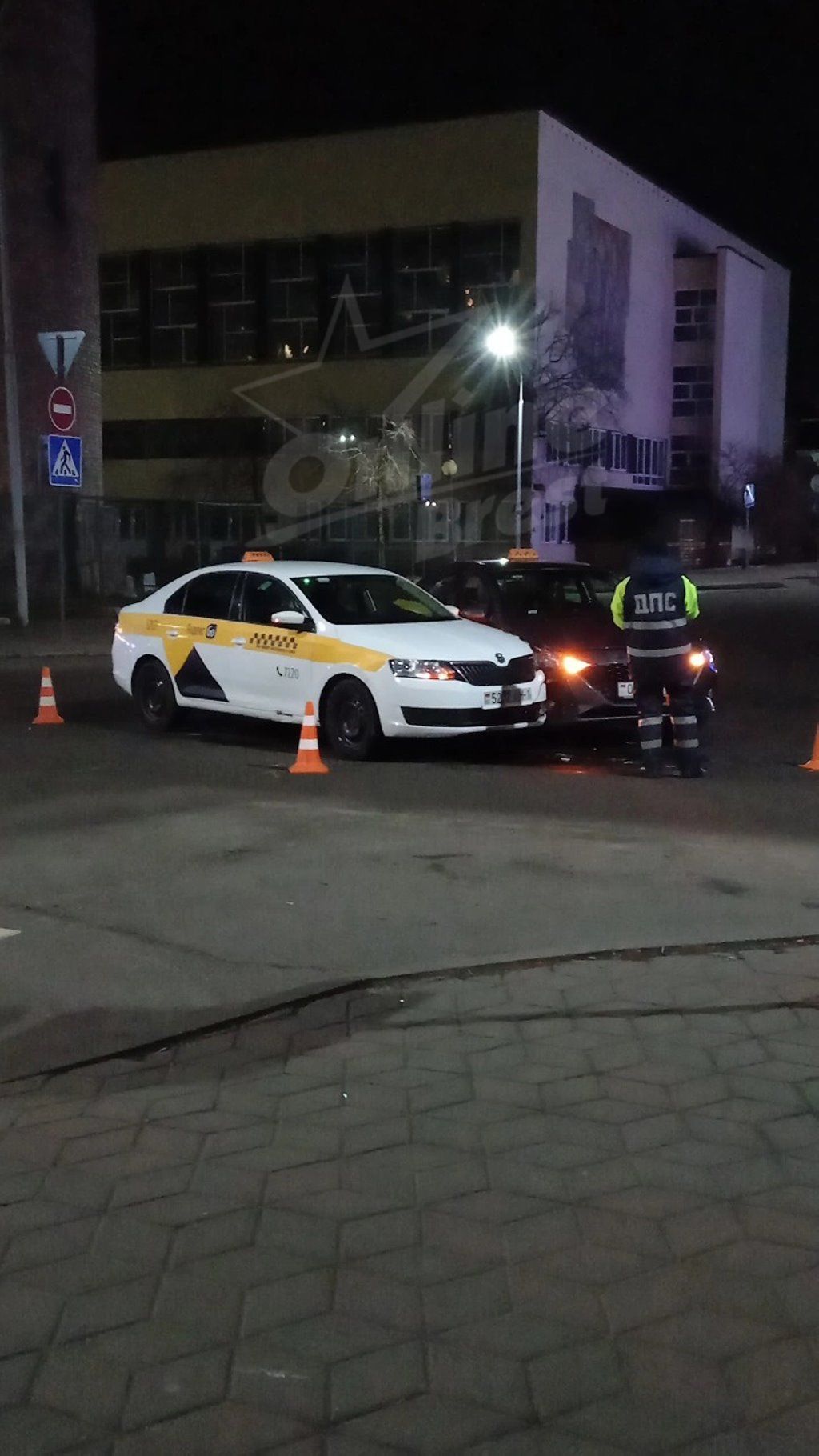 Читатель: Судя по увиденному — столкнулись автомобили такси. Сейчас на Мицкевича в Бресте.