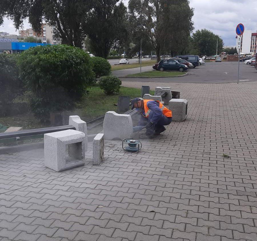 В рамках месячника по благоустройству сотрудники КУП «Брестское спецпредприятие»  обновили скамейки около ЦОР «Виктория»