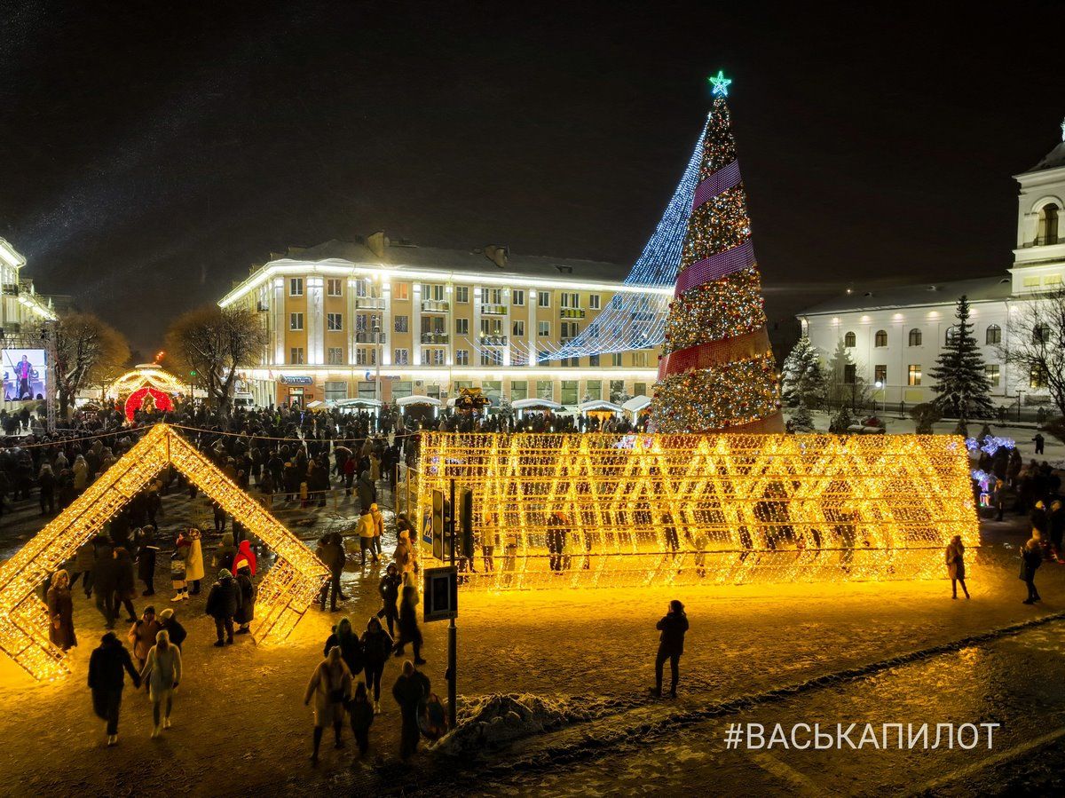Главная ёлка Бреста и немного снежного города