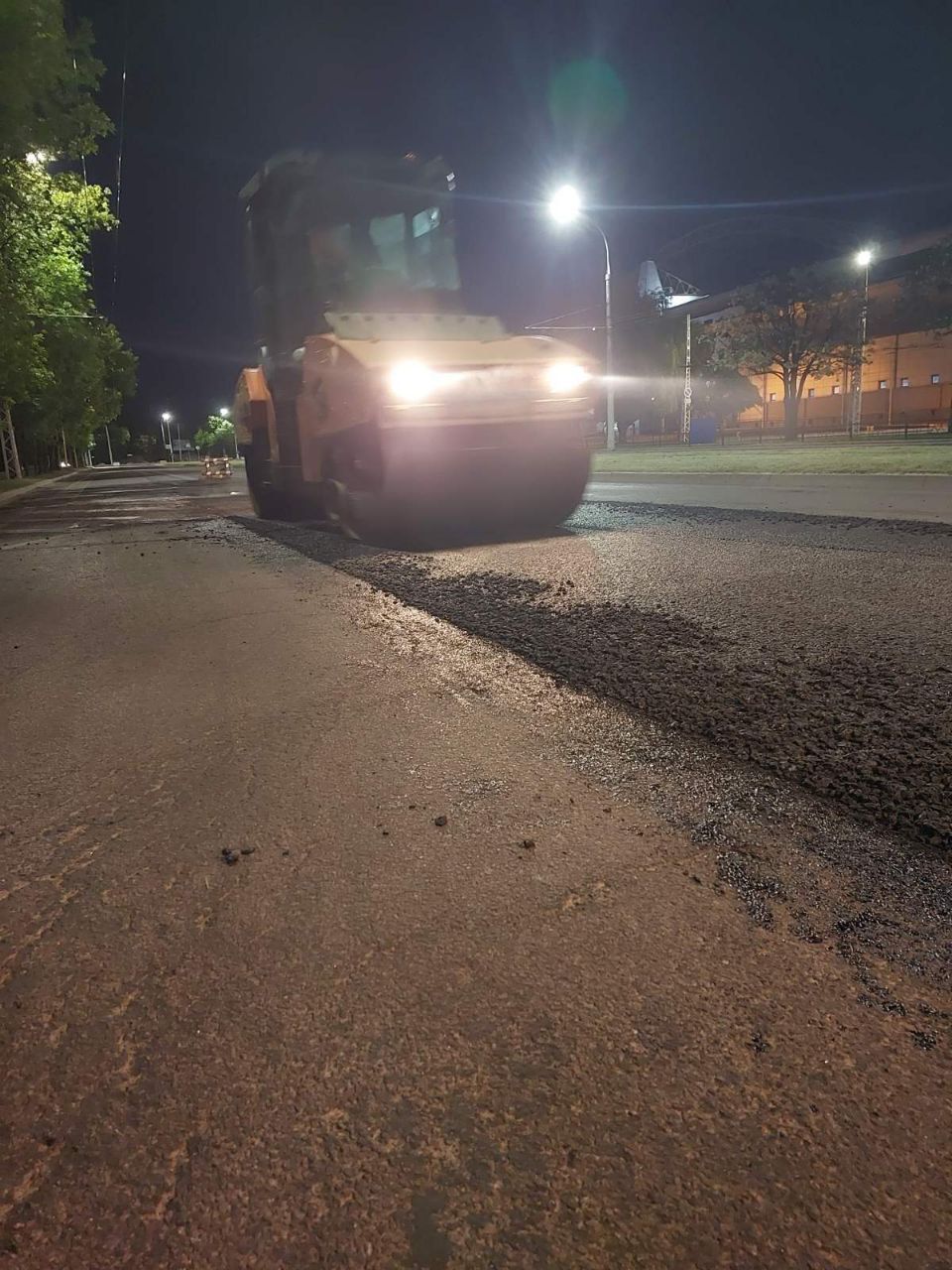 Специалисты КУП «Брестское ДЭП» осуществляют укладку асфальтобетонного покрытия на улице Янки Купалы