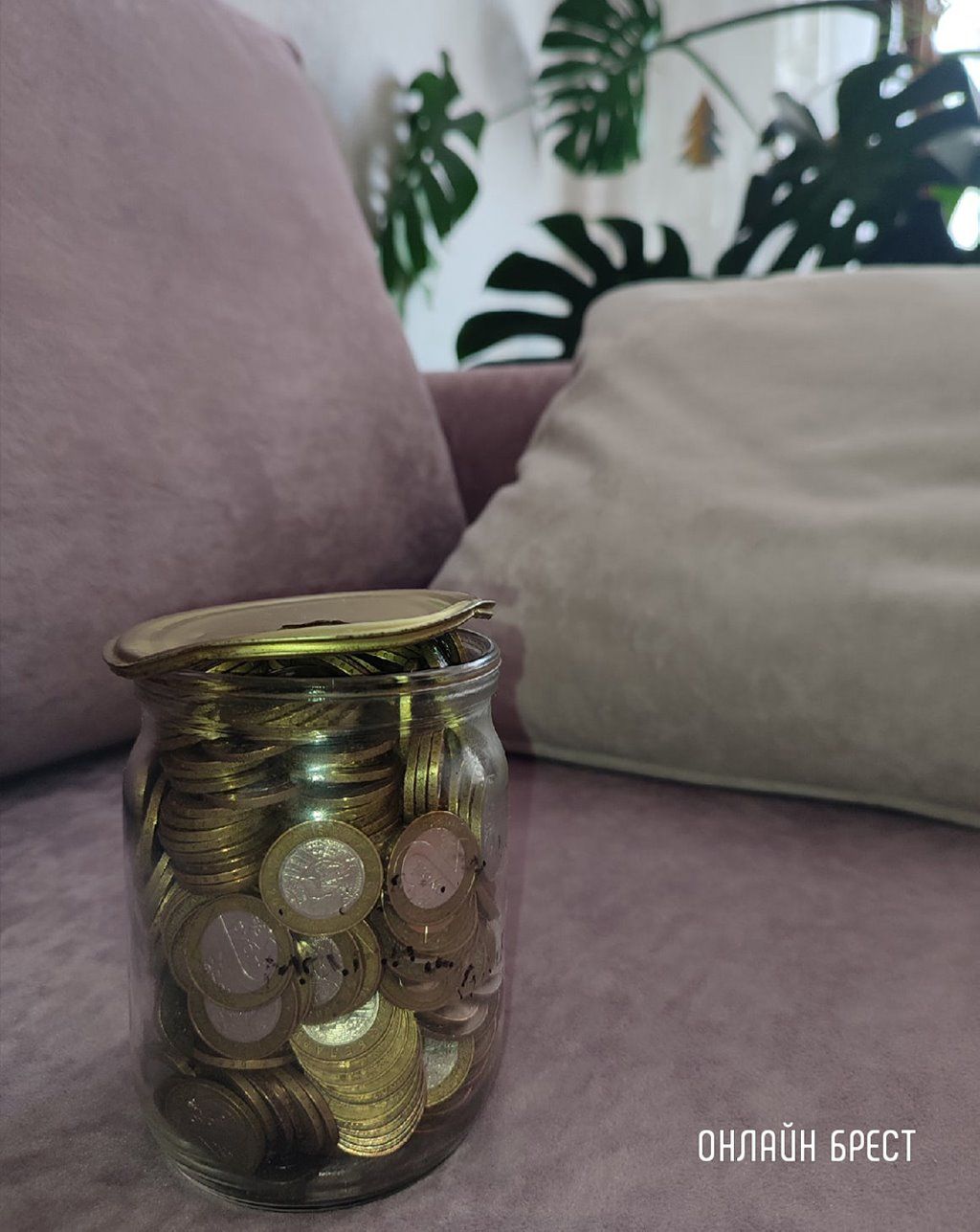 Читательница: 12-летняя девочка из Бреста полтора года назад начала собирать монеты. Бросала в полулитровую банку по два рубля. И вот результат: 702 рубля!