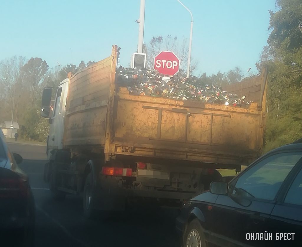 Это норма так перевозить стеклотару? Даже не накрыли