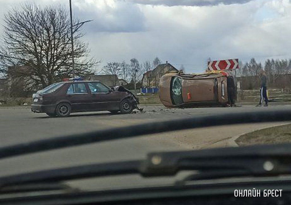 ДТП в Ивацевичах. Автомобиль оказался на боку