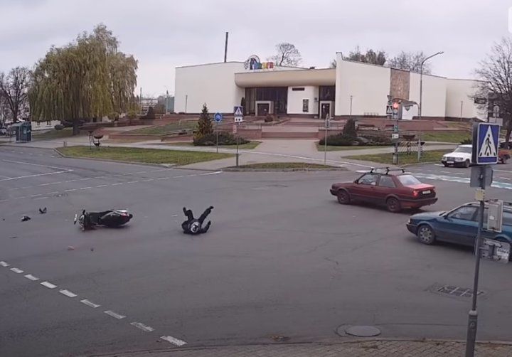 Жесткое видео: в Кобрине сбили скутериста