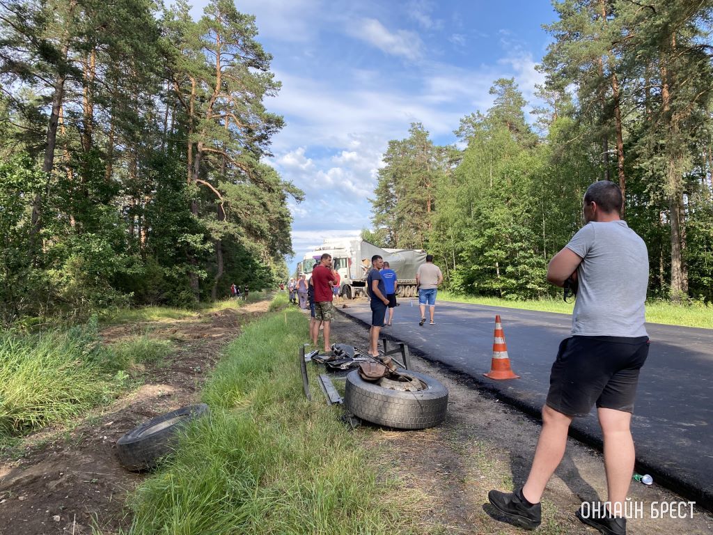 В Брестской области произошло ДТП. Происшествие произошло через пару километров, когда съезжаешь с трассы М1 на Слуцк