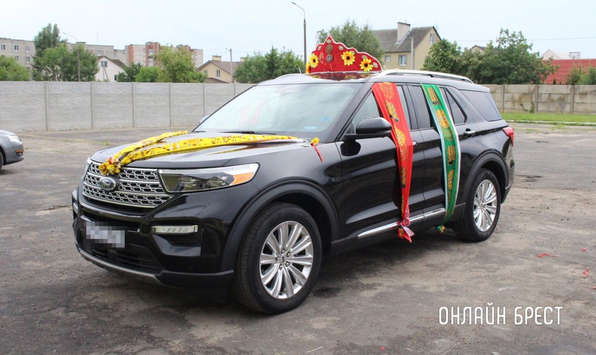 Читатель: Посмотрите, как украшают молодожены из Туркменистана автомобили на свадьбу. Ярко и оригинально, правда? Фото сделаны в Бресте