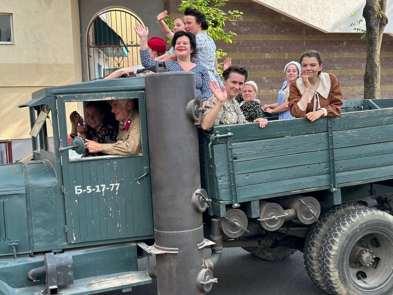 Марш реконструкторов проходит сейчас по улицам Бреста