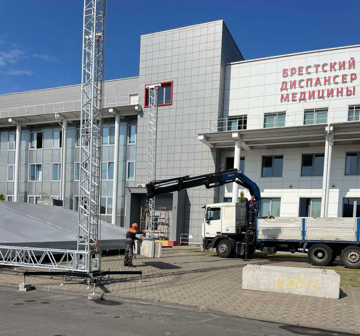 В районе Дворца водных видов спорта идёт монтаж сценического комплекса