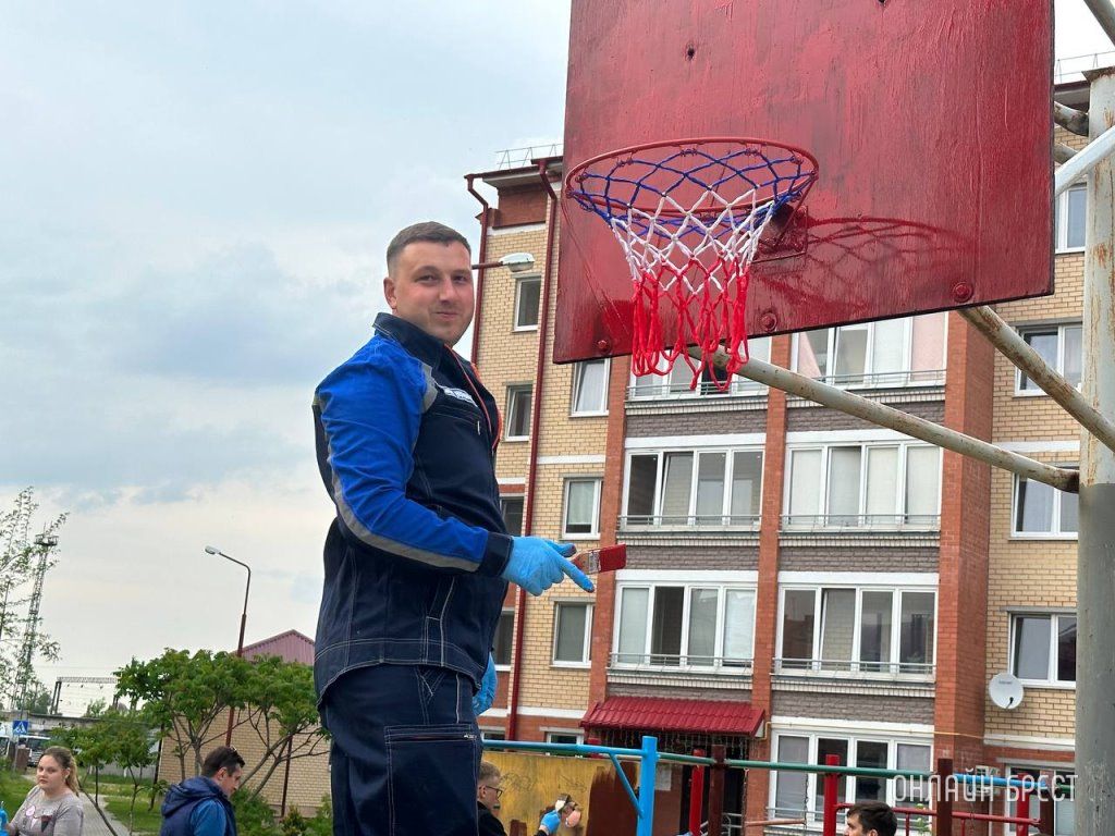 Молодые семьи города Бреста благоустраивали детскую площадку по улице Брестских дивизий