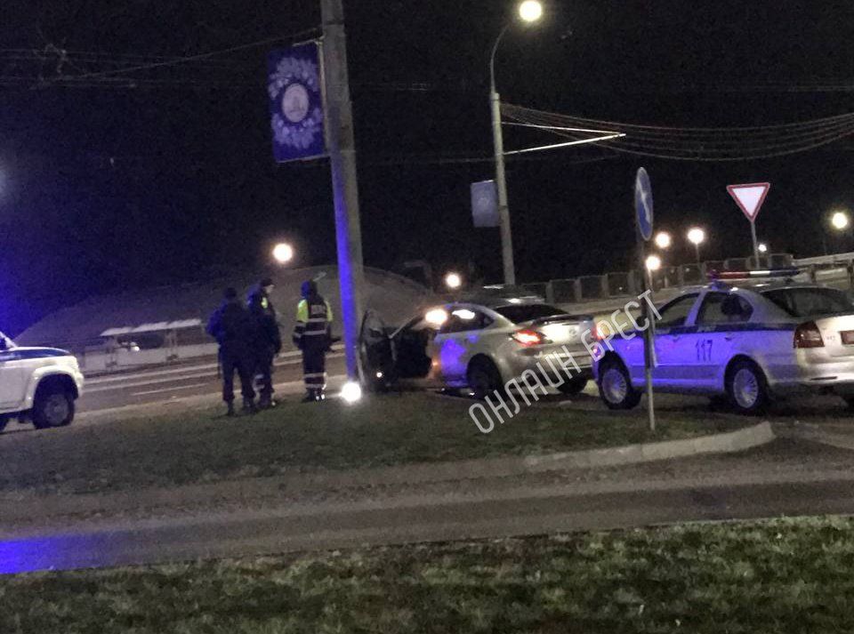 Читатель:  Поворот на Кобринский мост в Бресте. Судя по всему, машина врезалась в столб