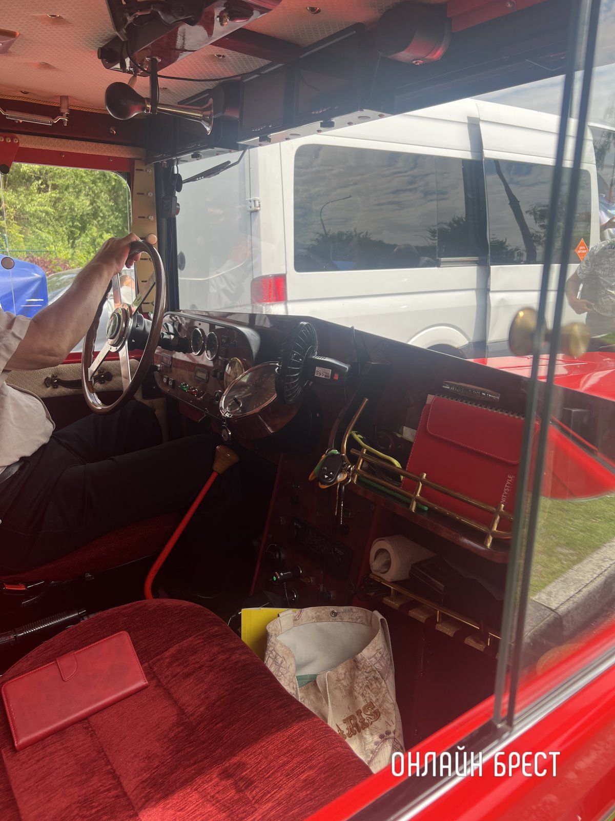 Читатель: Вот такая необычная машина ехала из Польши в Брест. 12 лет человек делал ее своими руками