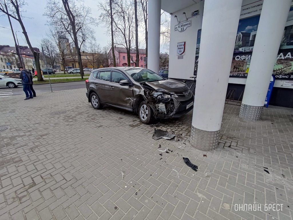 Очевидец: Жесткое ДТП произошло сегодня в Бресте на перекрёстке улиц Гоголя - К.Маркса