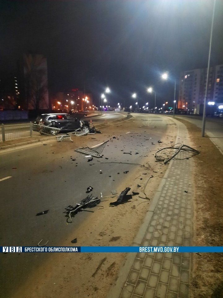 Появилось видео, как в Бресте нетрезвый водитель на Audi повредил 50 метров заборного ограждения