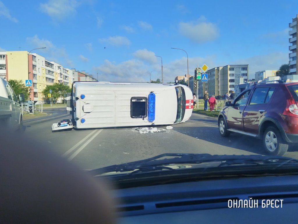 Очевидец: В Кобрине BMW столкнулся с автомобилем скорой помощи