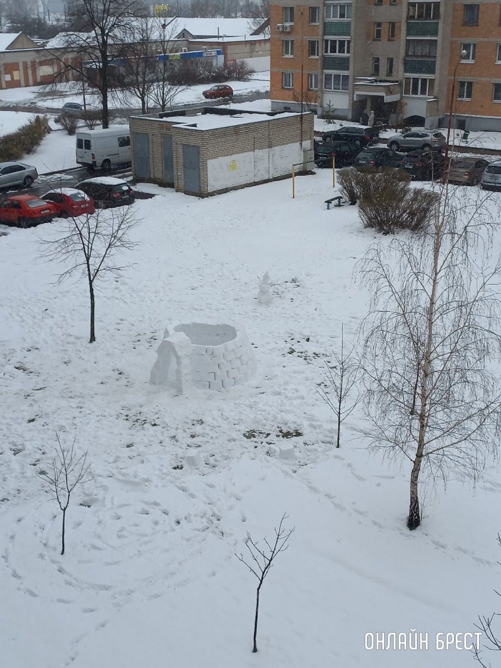 Читатель: Вот такую красоту вчера в течении дня строили в одном из дворов Бреста. Получилось очень круто, молодцы строители!