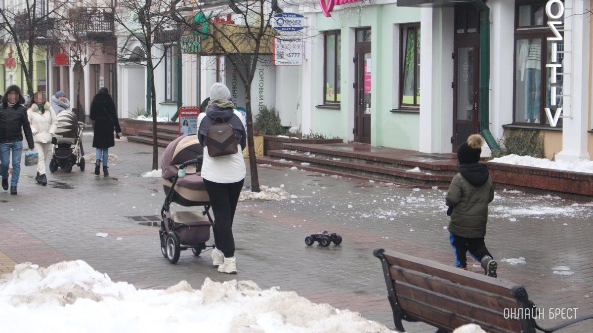 Читатель: Сегодня стал свидетелем того, как с крыши на Советской скатился снег. Хорошо, что никто не пострадал