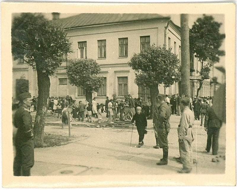 Жители Бреста у колонки, 1941-1944 гг. Здание сохранилось, угол ул. Будённого и пл. Свободы