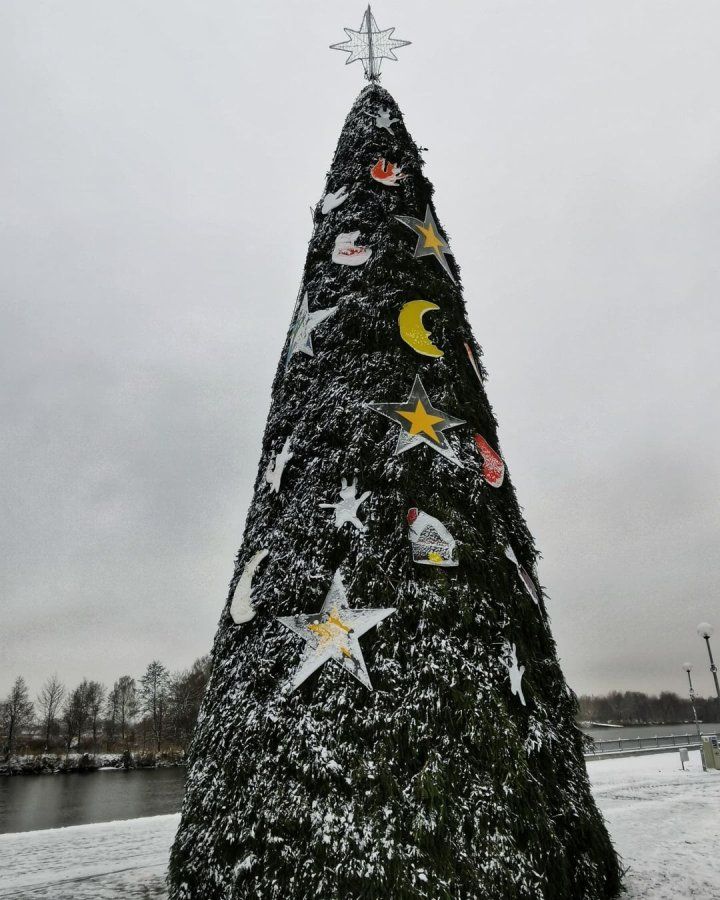 Ёлка на Набережной Бреста