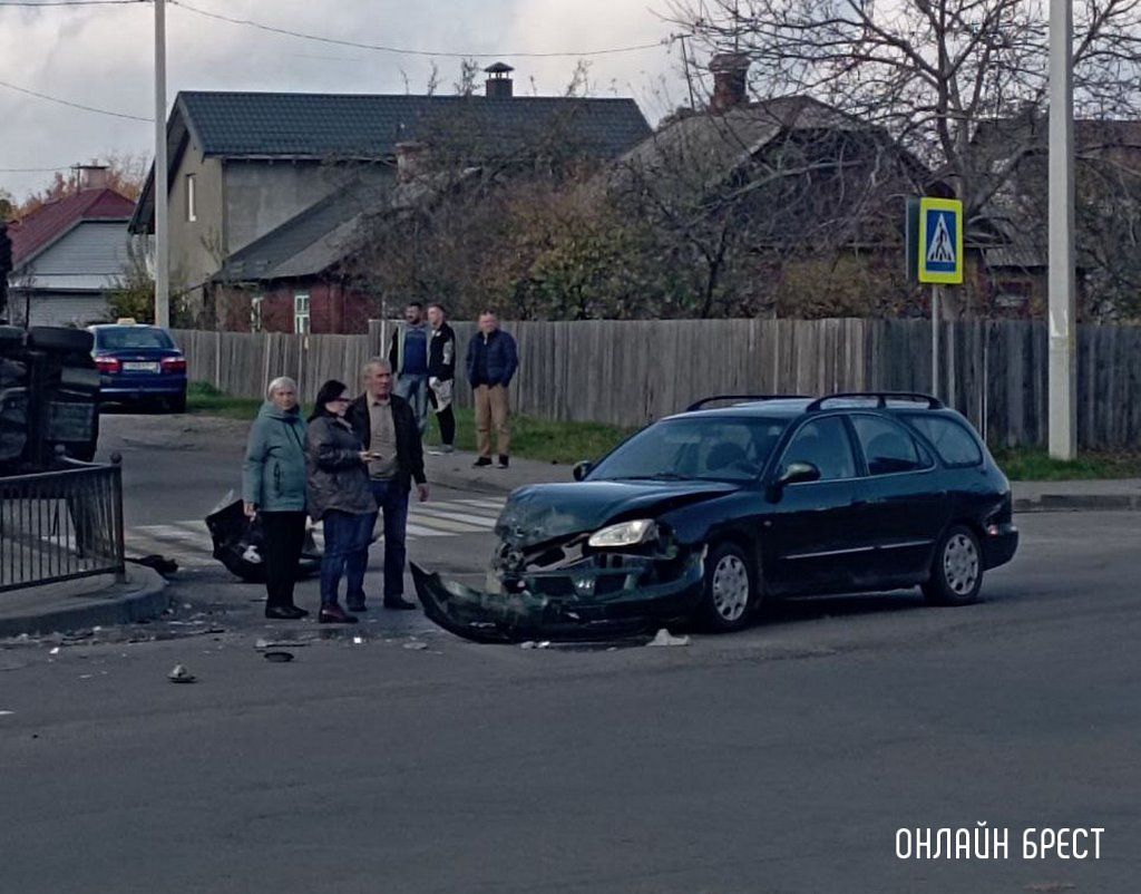 Читатель: В Бресте на Граевке произошло жесткое ДТП. Одна машина лежит на боку