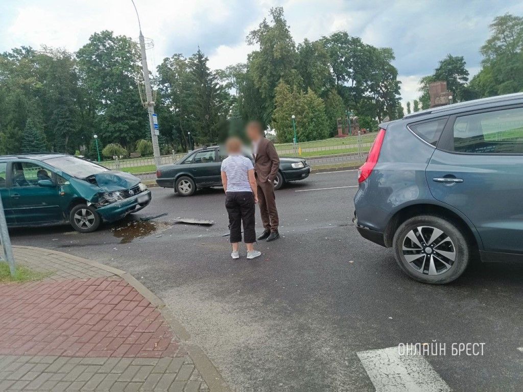 Читатель: Сегодня в Бресте на Машерова произошло ДТП с участием Volkswagen и Geely