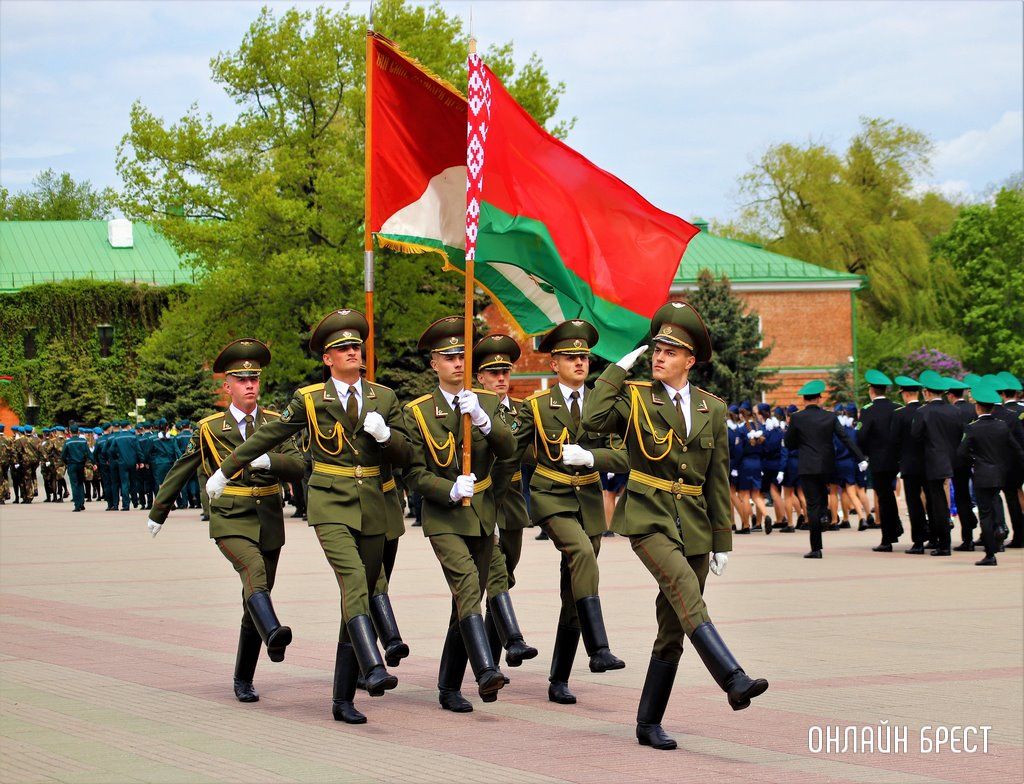 Читатель: Городской смотр строя и песни в Брестской крепости