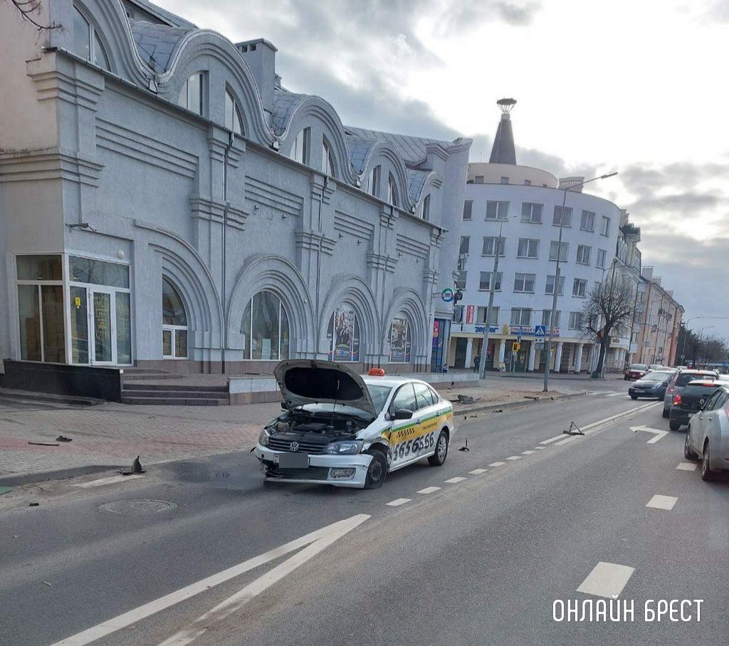 Очевидец: На Орджоникидзе в Бресте произошло ДТП с участием такси