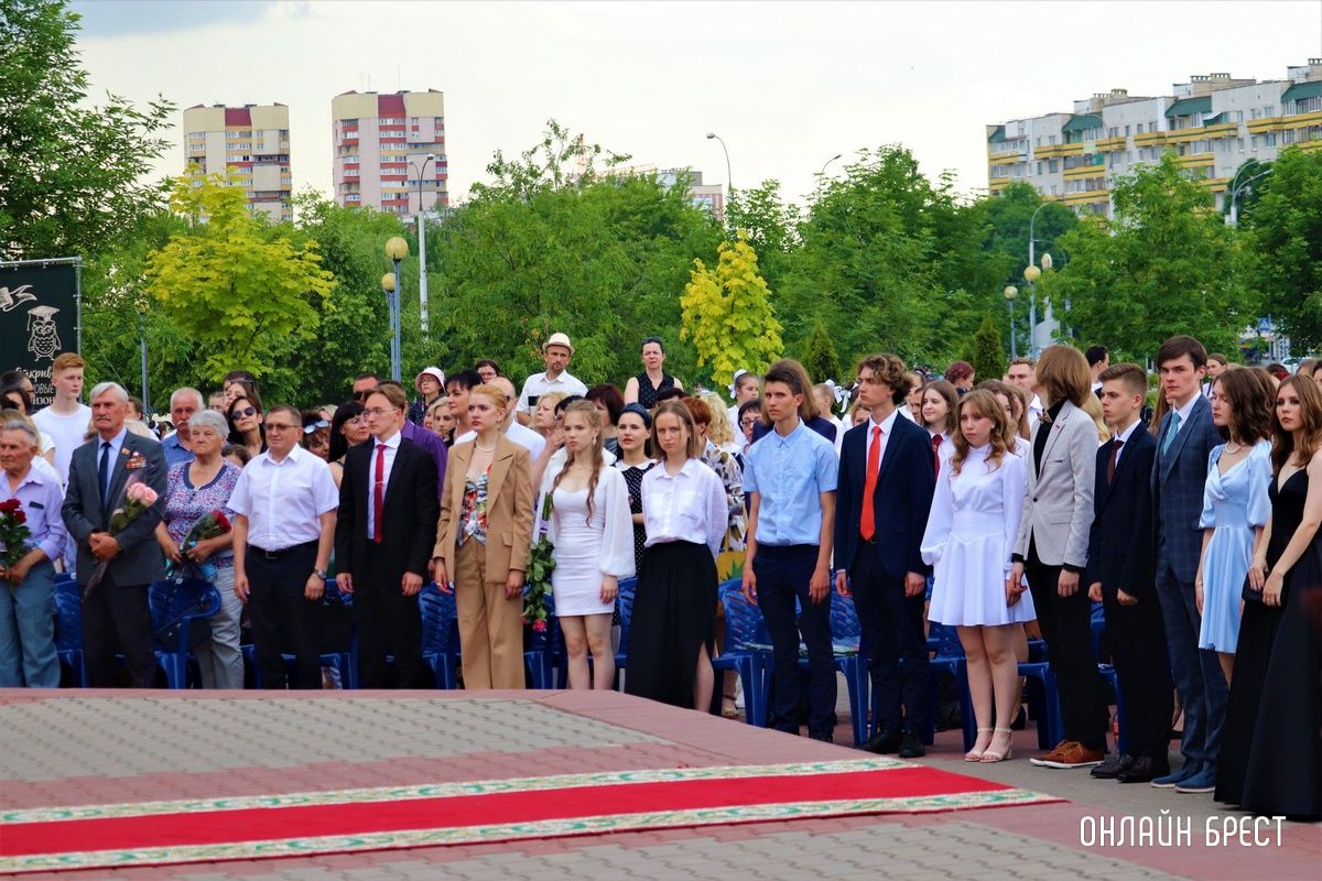 Читатель: Мгновения вчерашнего праздника выпускников Московского района г. Бреста