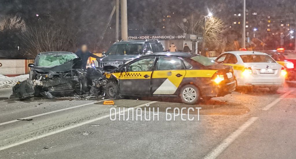 Читатель: В Бресте на ул.Суворова произошло жесткое ДТП. Видео с места происшествия