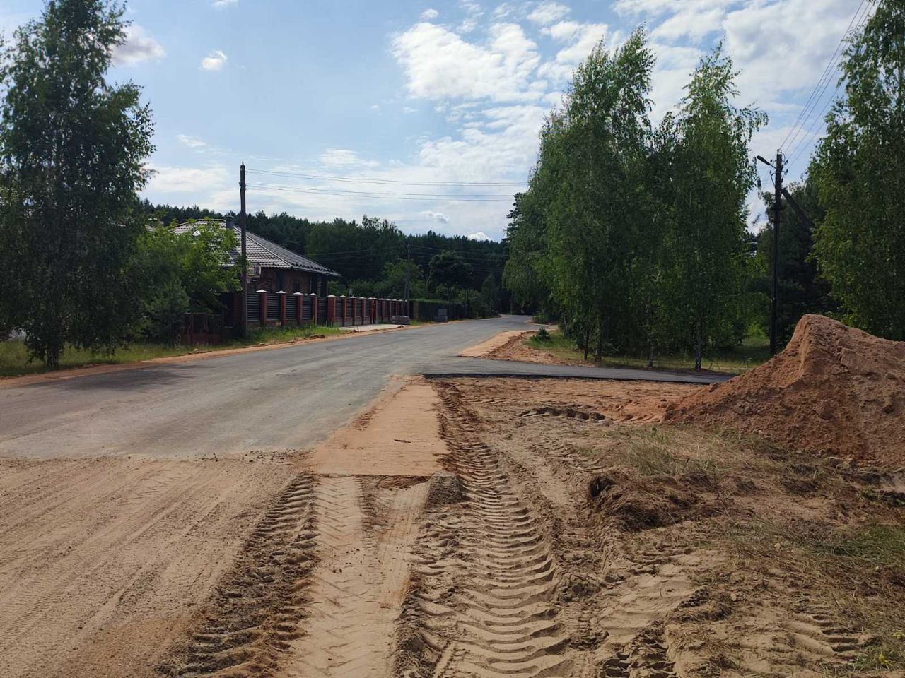 Прибужье приводит в порядок дороги. В деревне Гули укладывают асфальтное покрытие. Часть работ уже выполнена