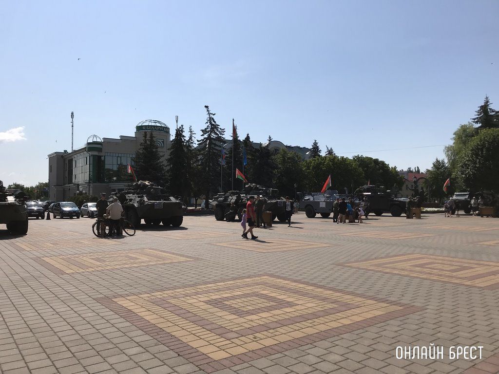 Читатель: Сегодня в Кобрине. Выставка военной техники