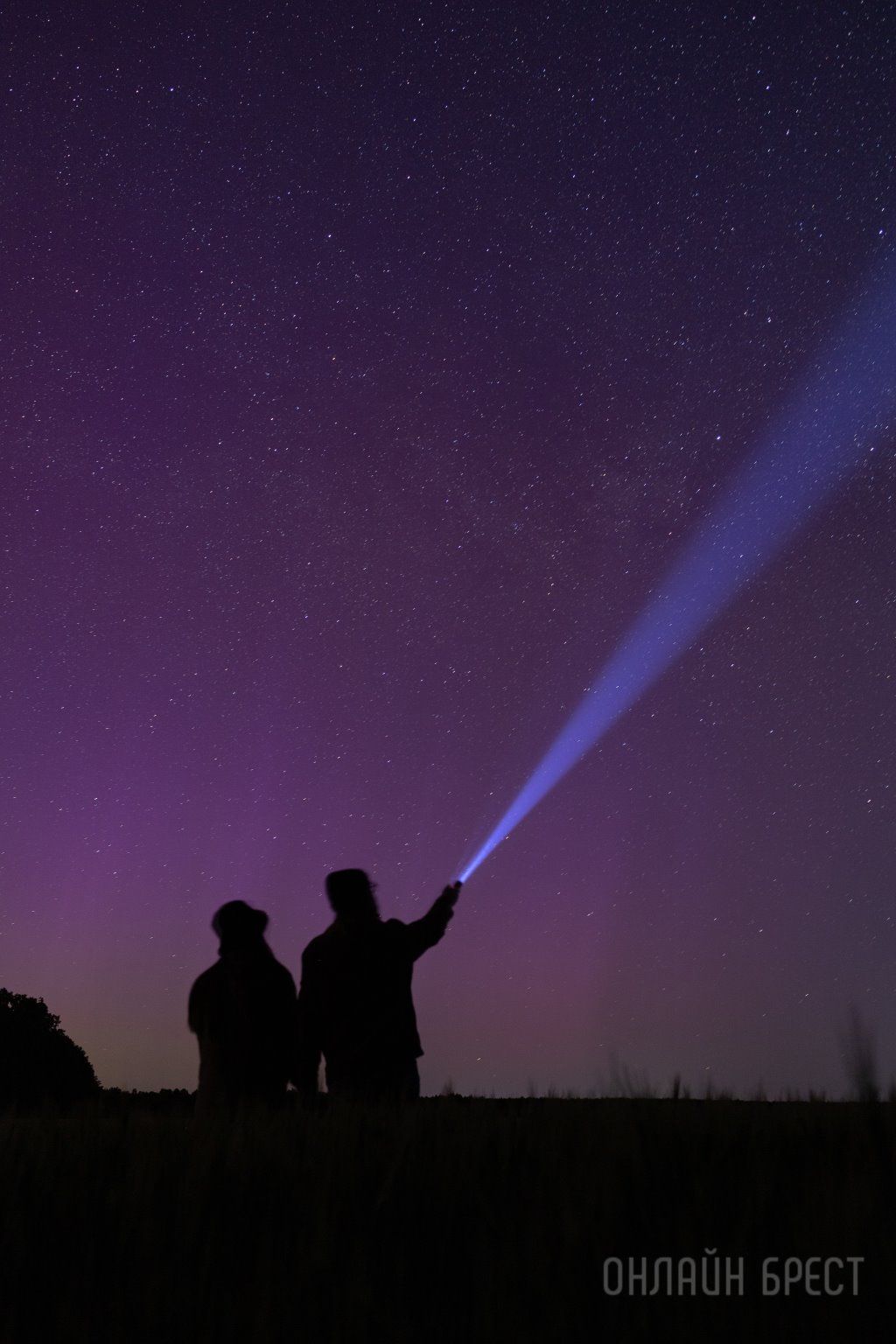 Читатель: Этой ночью снова можно было увидеть северное сияние. Фото сделаны недалеко от Бреста
