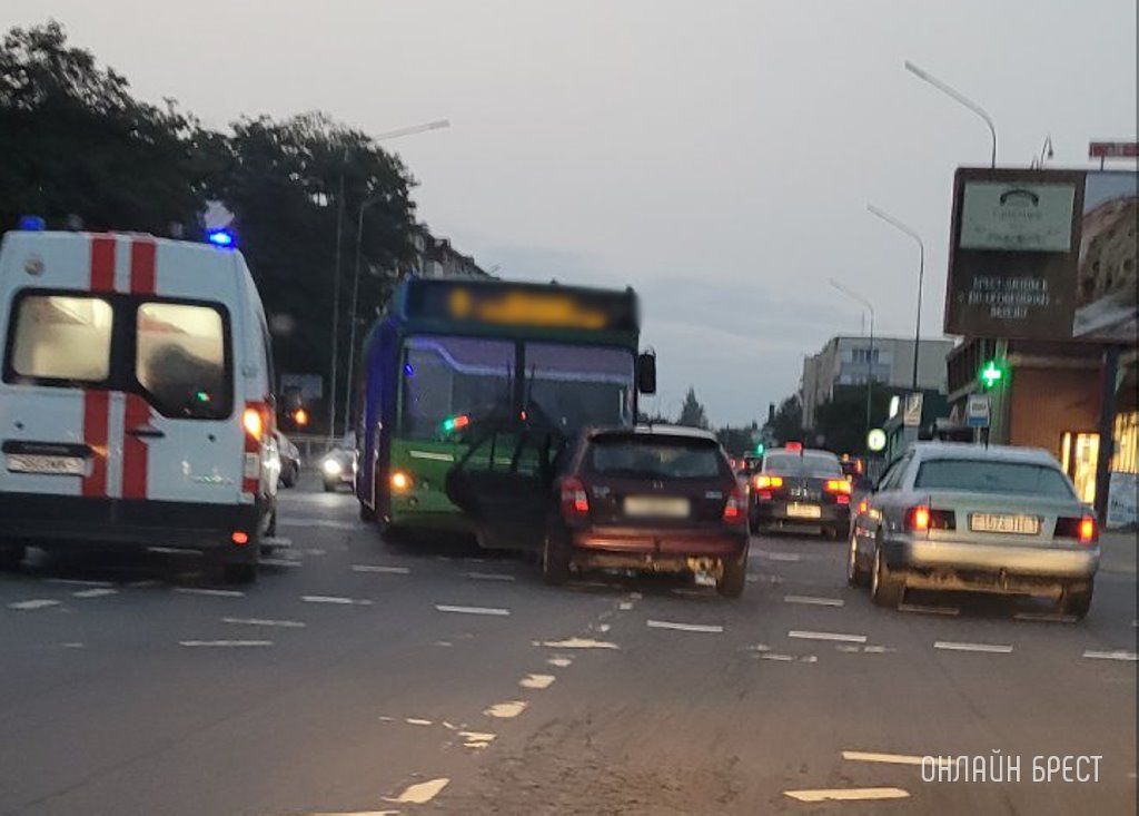 Читатель: В Бресте на ул. Брестский Дивизий произошло ДТП с участием автобуса и автомобиля