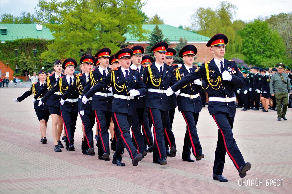 Читатель: Городской смотр строя и песни в Брестской крепости