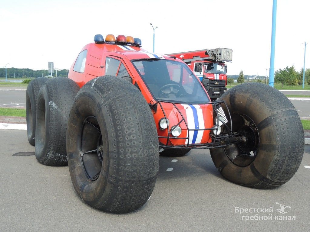 В Бресте на парковке Гребного канала собирается пожарная техника