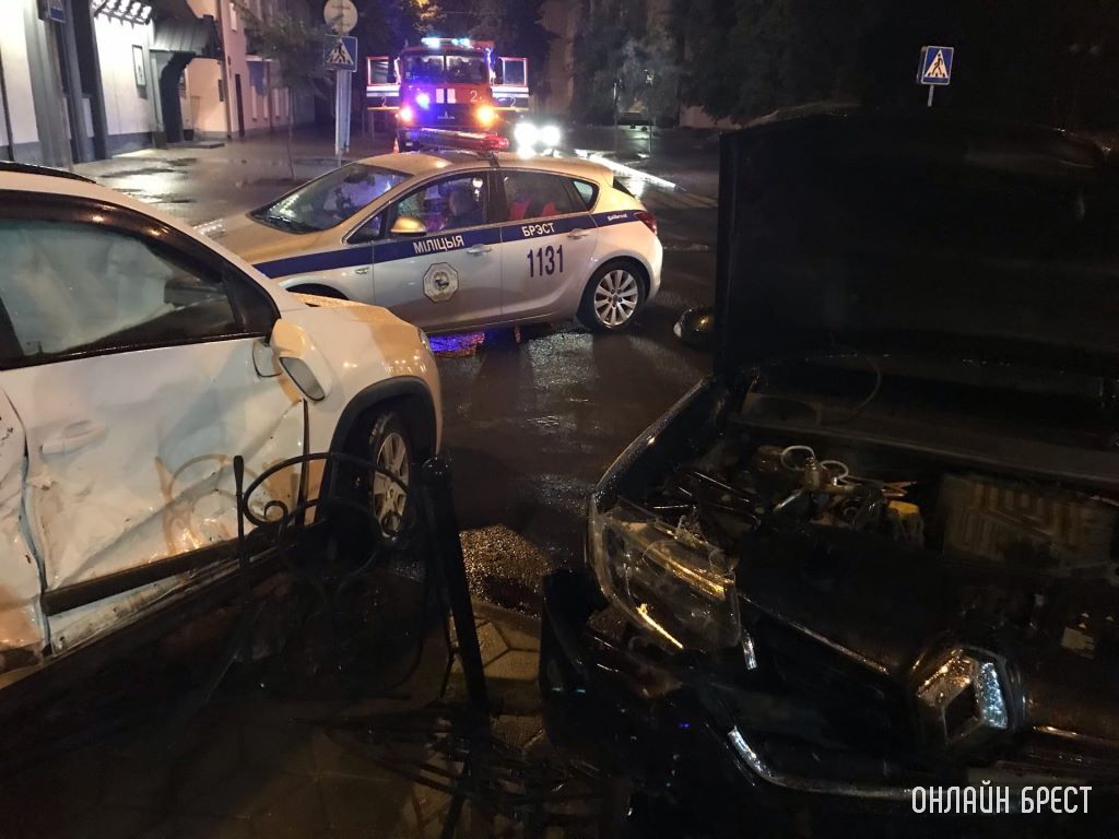 Фотографии с места происшествия. В Бресте на перекрёстке ул. Гоголя - ул. Карла Маркса произошло ДТП с участием такси