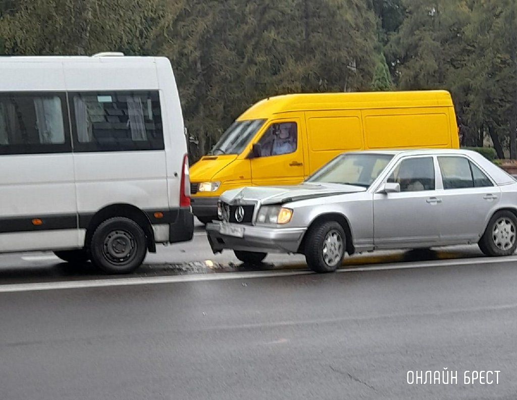 Читатель: Фото сделаны прямо сейчас. В Бресте на Ленина Mercedes въехал в микроавтобус