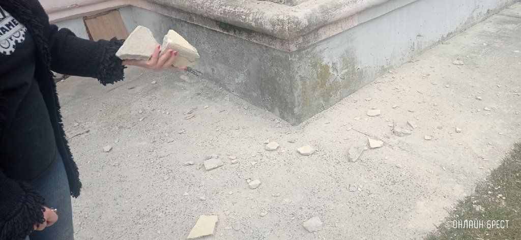 Читатель: В Бресте на улице Дубровская, 5/1, сыпется фасад дома