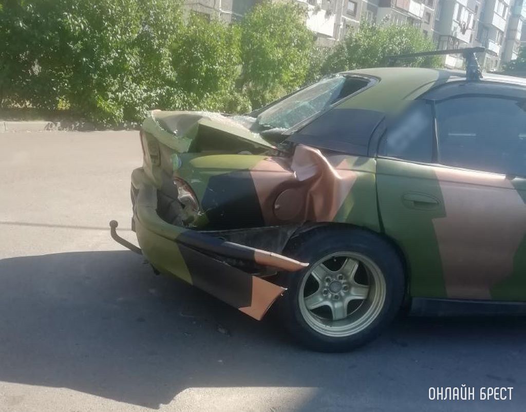 Автомобиль после ДТП в Бресте в Южном