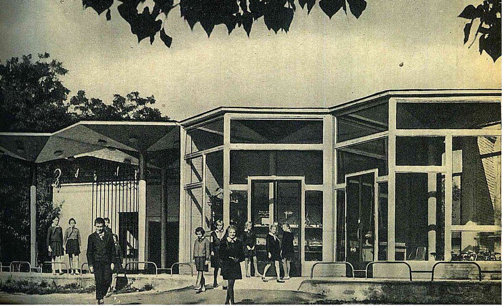 Из серии «Раньше и сейчас». Кафе в парке им.1 Мая. Фото из книги «Брэст. Брест. Brest», изд.1964 г.